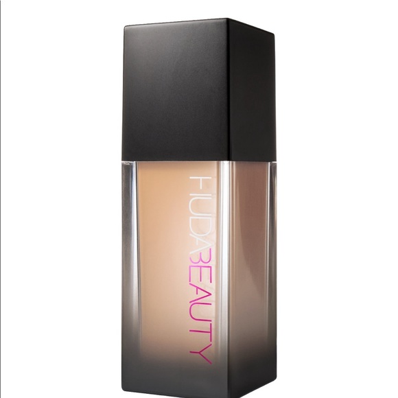 Huda Beauty Foundation - Picture 1 of 4